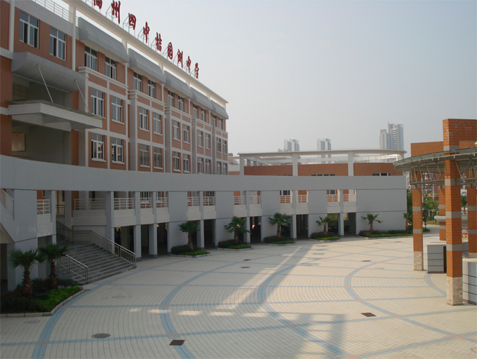 整洁宁静的校前广场2.JPG